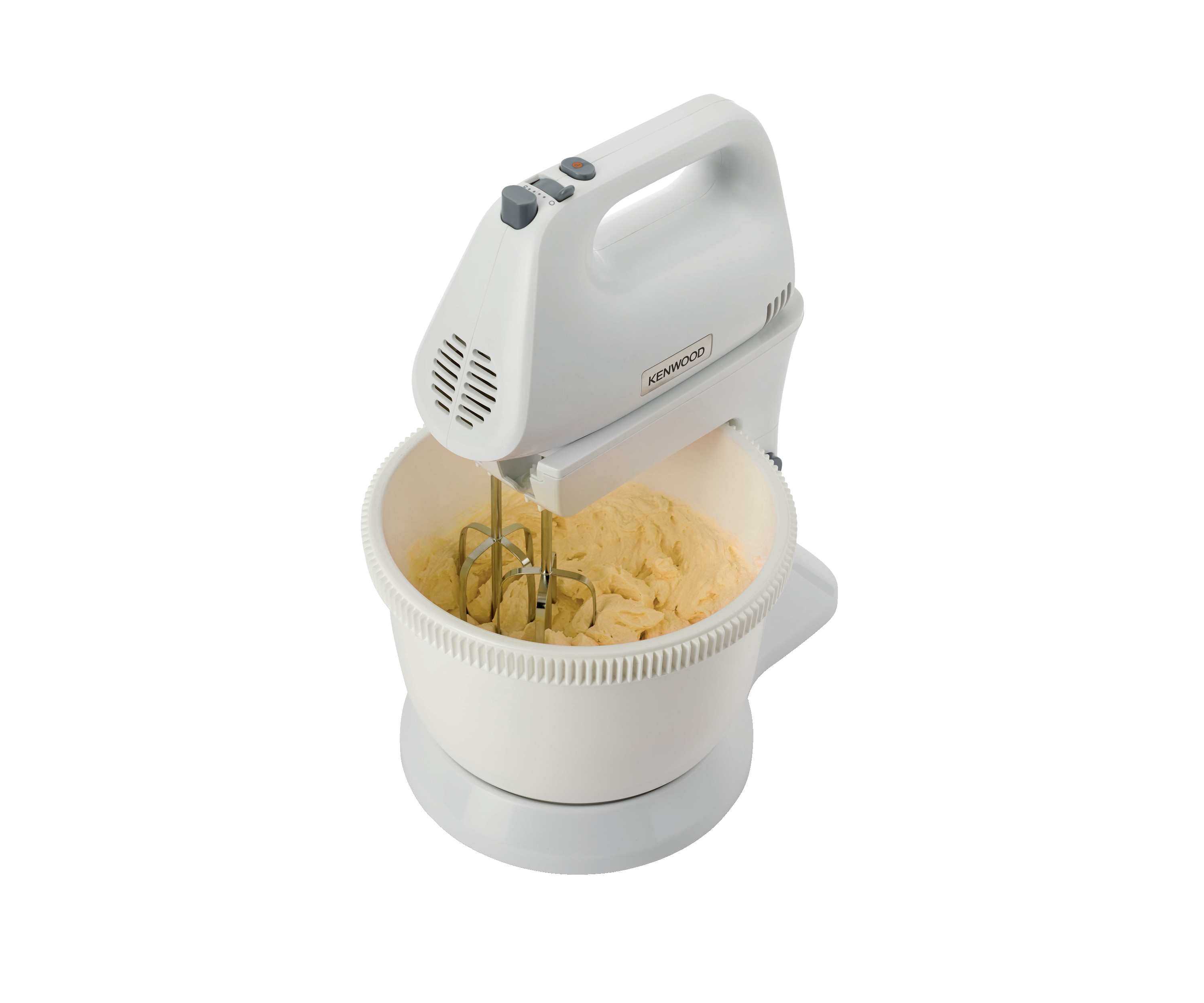 Ein weißer Kenwood-Handmixer, der Teig in einer weißen Schüssel verrührt. Schwarzer Hintergrund.