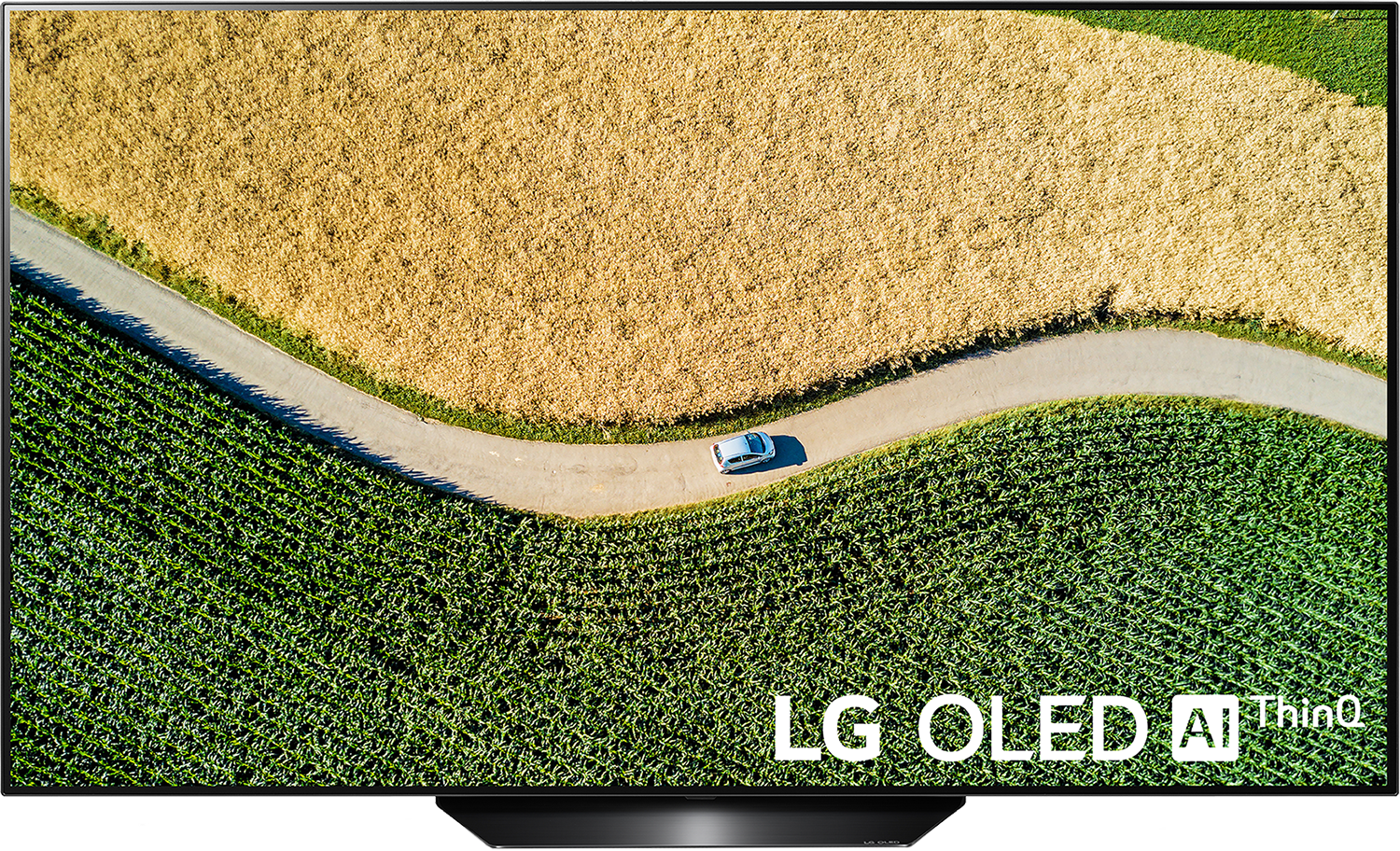 Eine Luftaufnahme einer Straße durch ein Feld mit einem Auto in der Mitte.