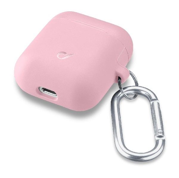Funda rosa para AirPod con un mosquetón plateado. La funda está ligeramente inclinada.