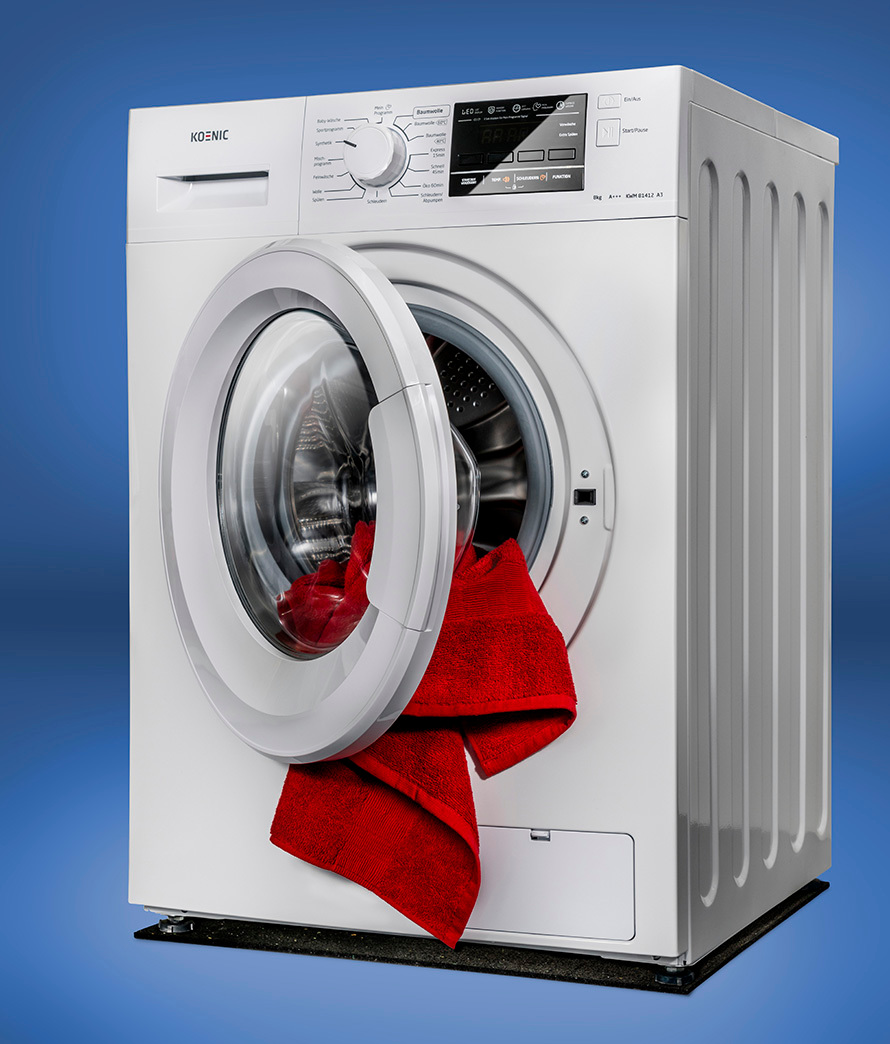 Weiße Waschmaschine mit offener Tür, die ein rotes Handtuch zeigt. Blauer Hintergrund.