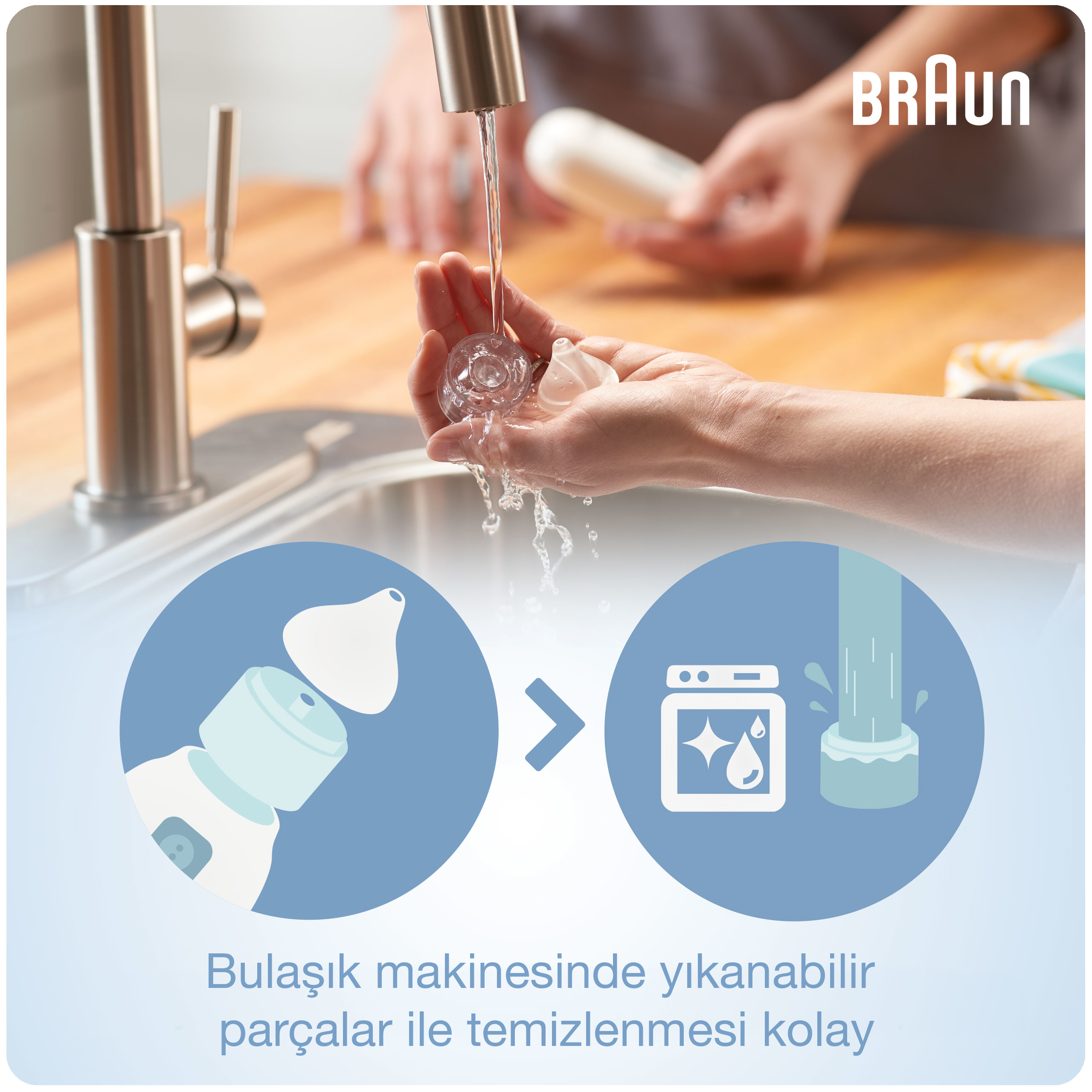 Kadın akan su altında bebek biberonu parçalarını yıkıyor.