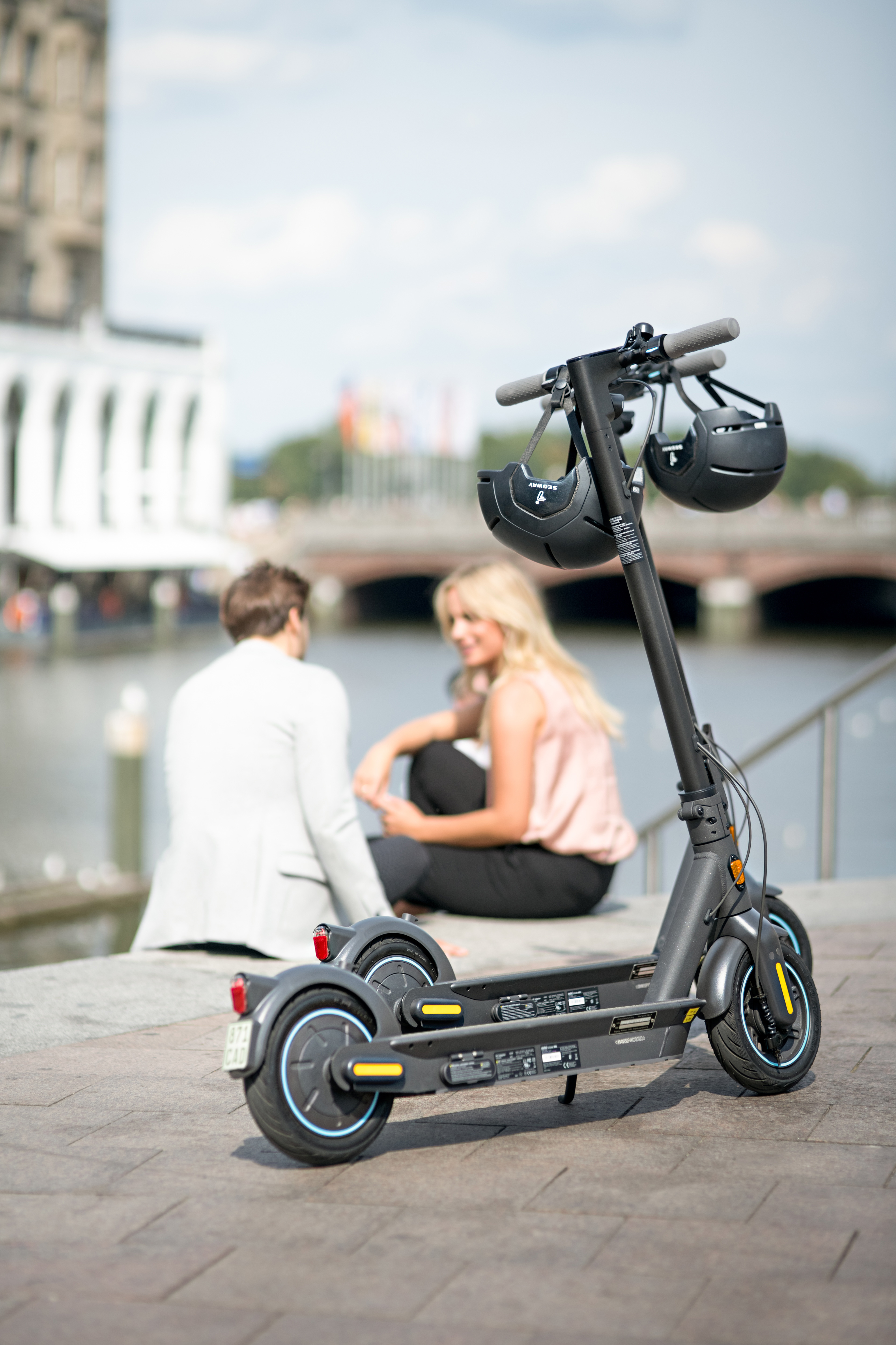 NINEBOT MAX G30D powered by SEGWAY E-Scooter (10 Zoll, Schwarz/Blau)