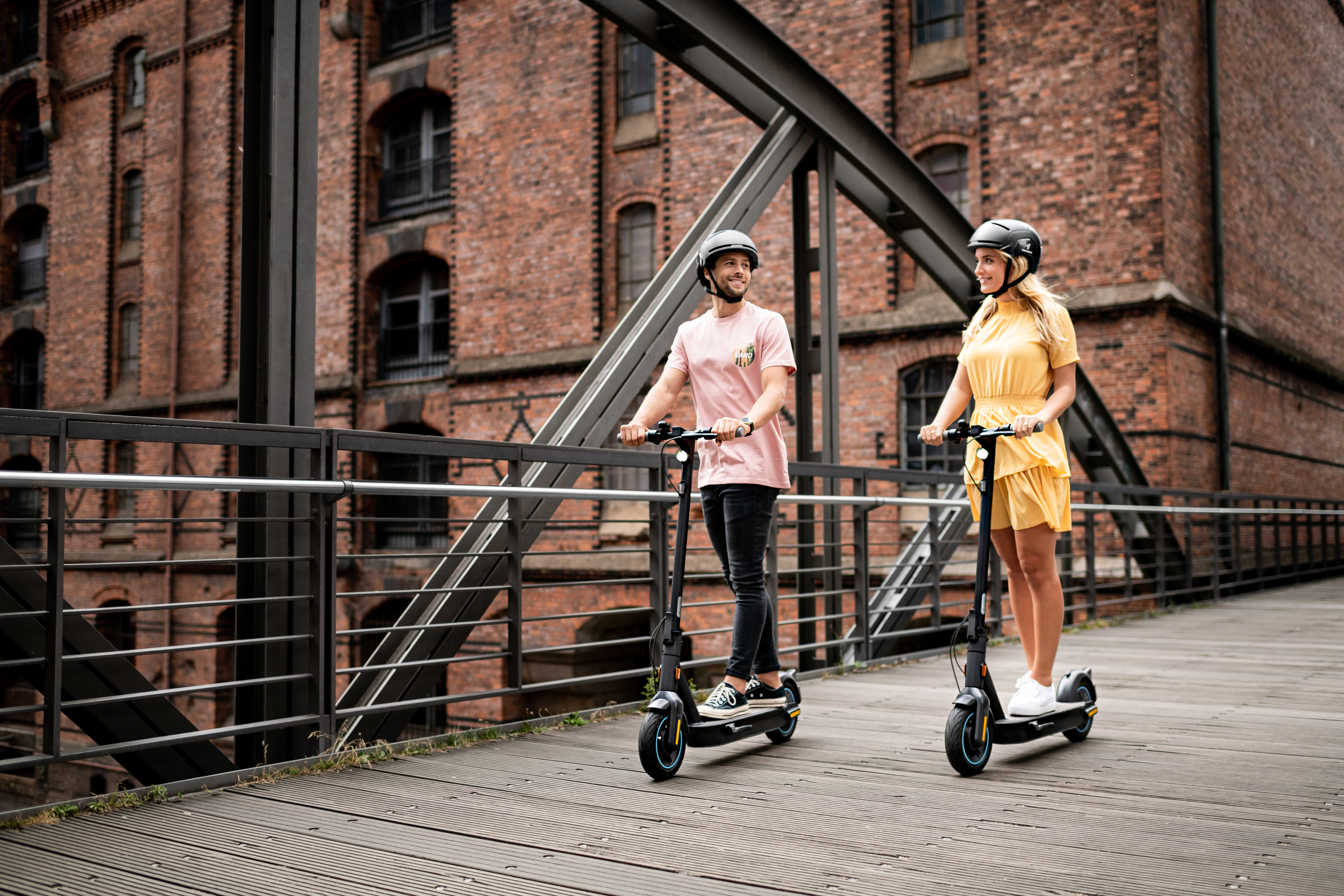 NINEBOT MAX G30D powered by SEGWAY E-Scooter (10 Zoll, Schwarz/Blau)