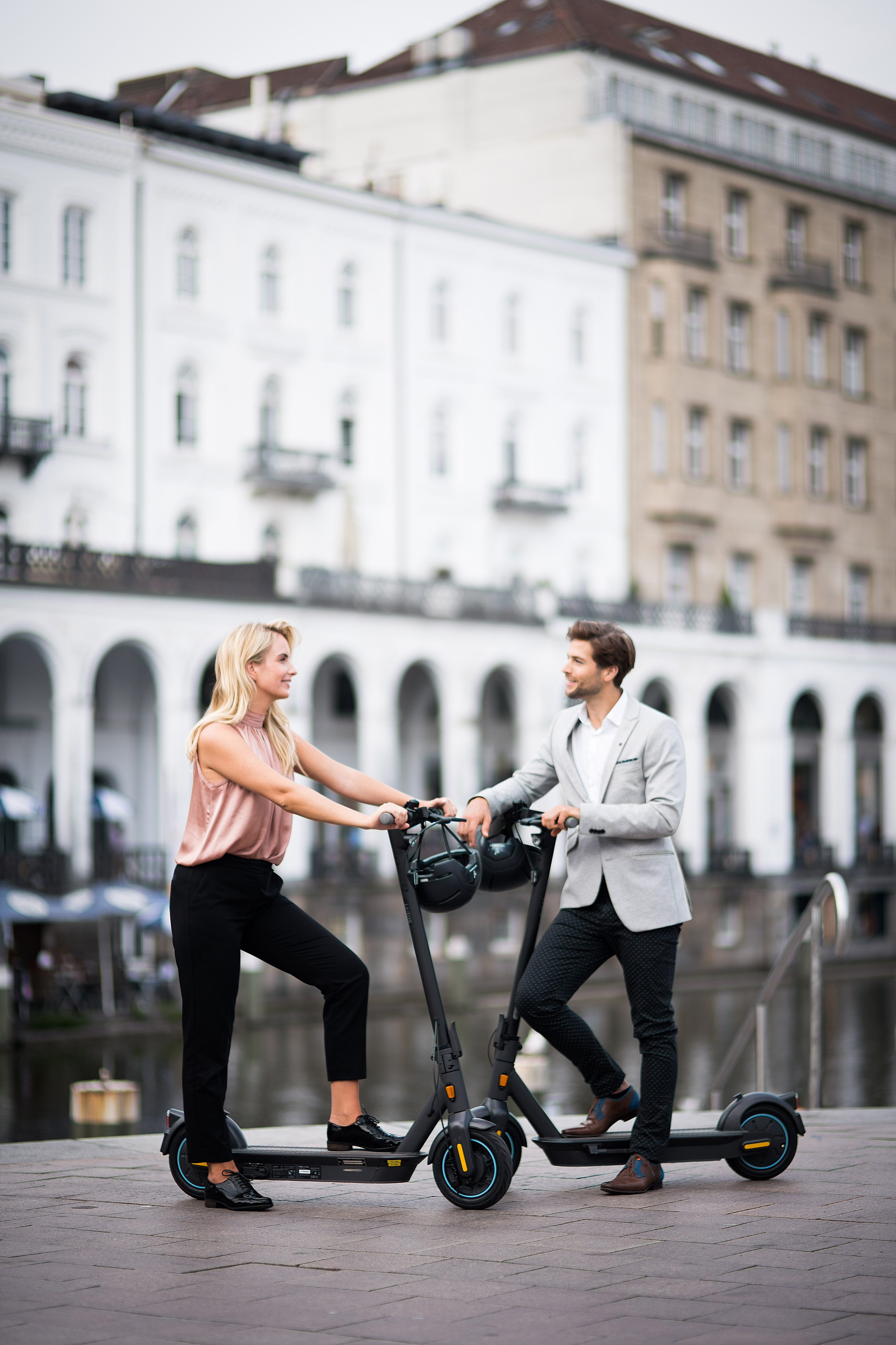 NINEBOT MAX G30D powered by SEGWAY E-Scooter (10 Zoll, Schwarz/Blau)