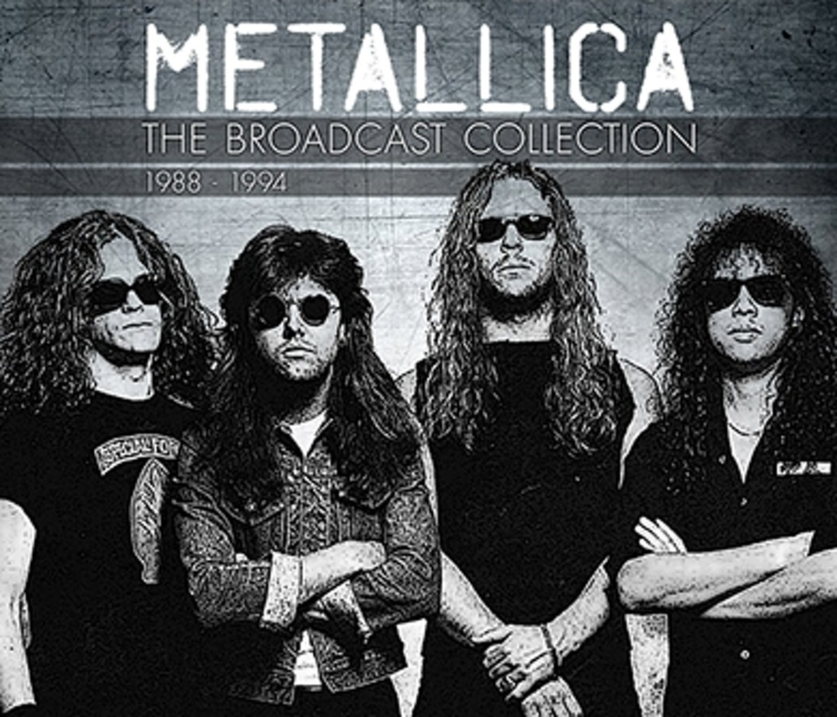 Metallica bandfoto. Vier bandleden met lang haar en zonnebrillen, zwart-wit.