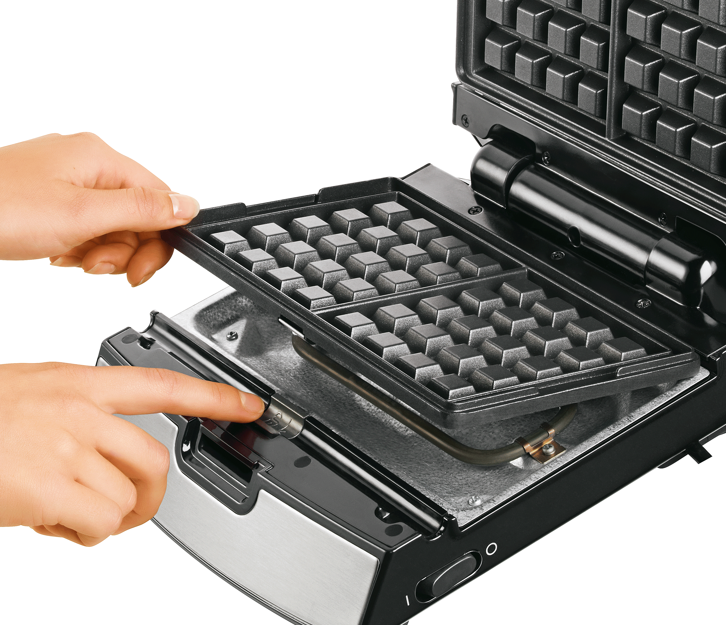Handen die een wafelijzer bedienen, met de wafelplaten open.