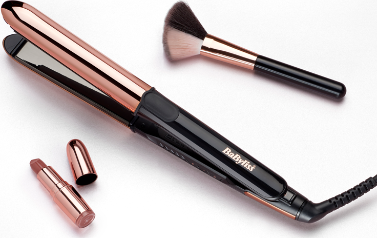 Cosmetici: Piastra per capelli, rossetto e pennello per trucco, tutto oro rosa su bianco.