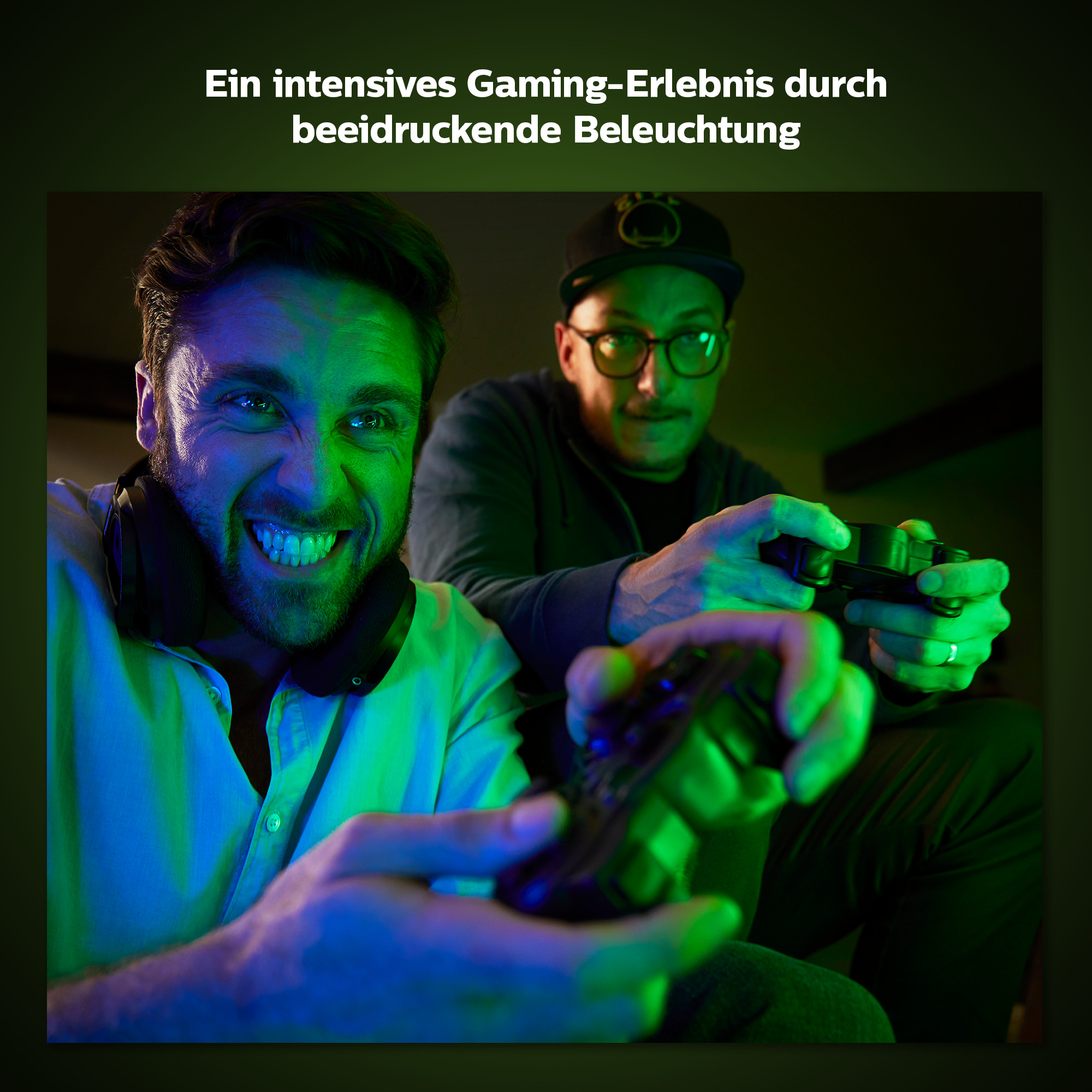 Zwei Männer spielen Videospiele. Sie lächeln und halten Controller in einem grün und blau beleuchteten Raum.