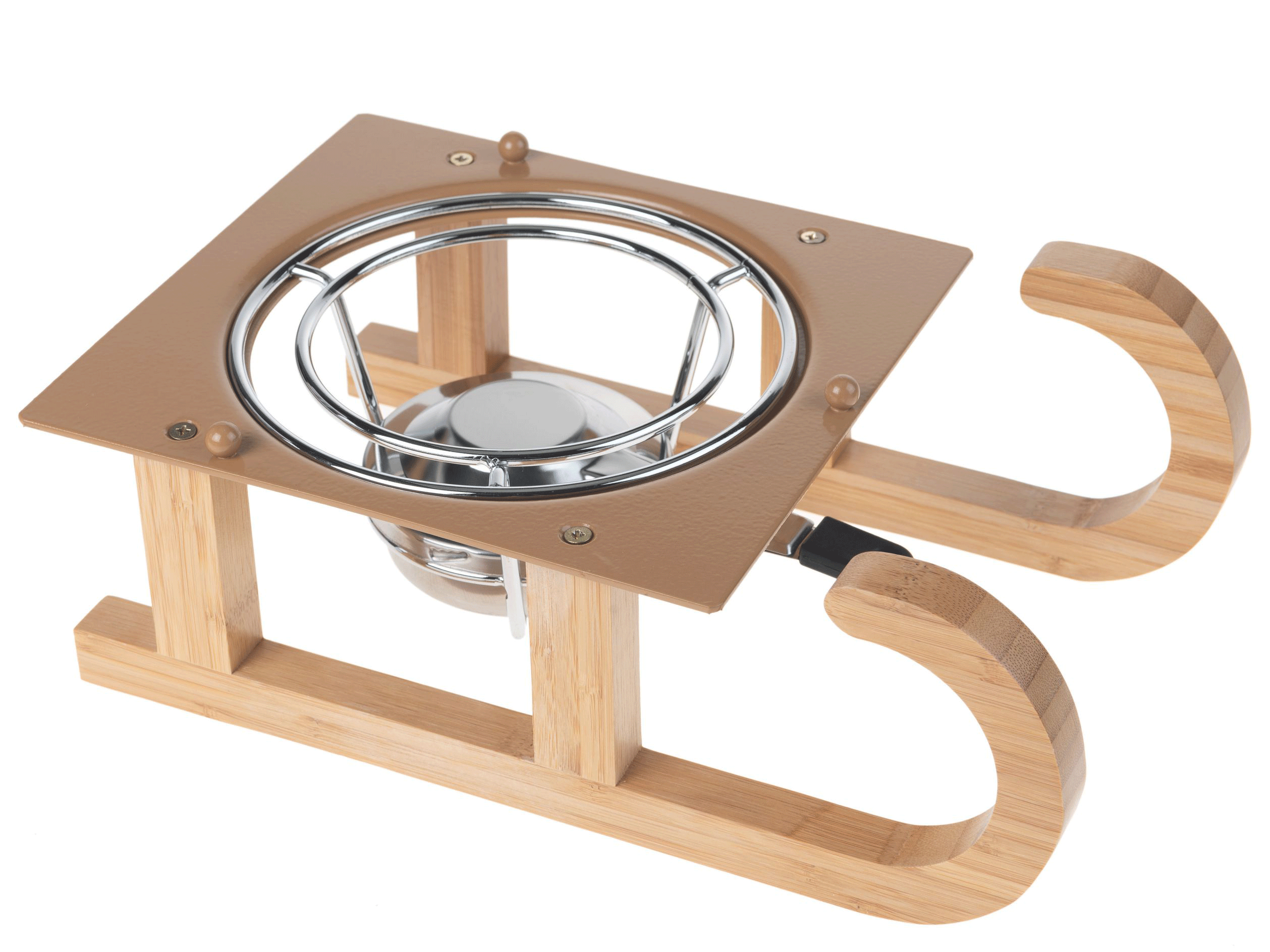 Fondue-Set auf einem Holzschlitten. Brauner Metallrahmen, silberner Topf und Holzläufer.