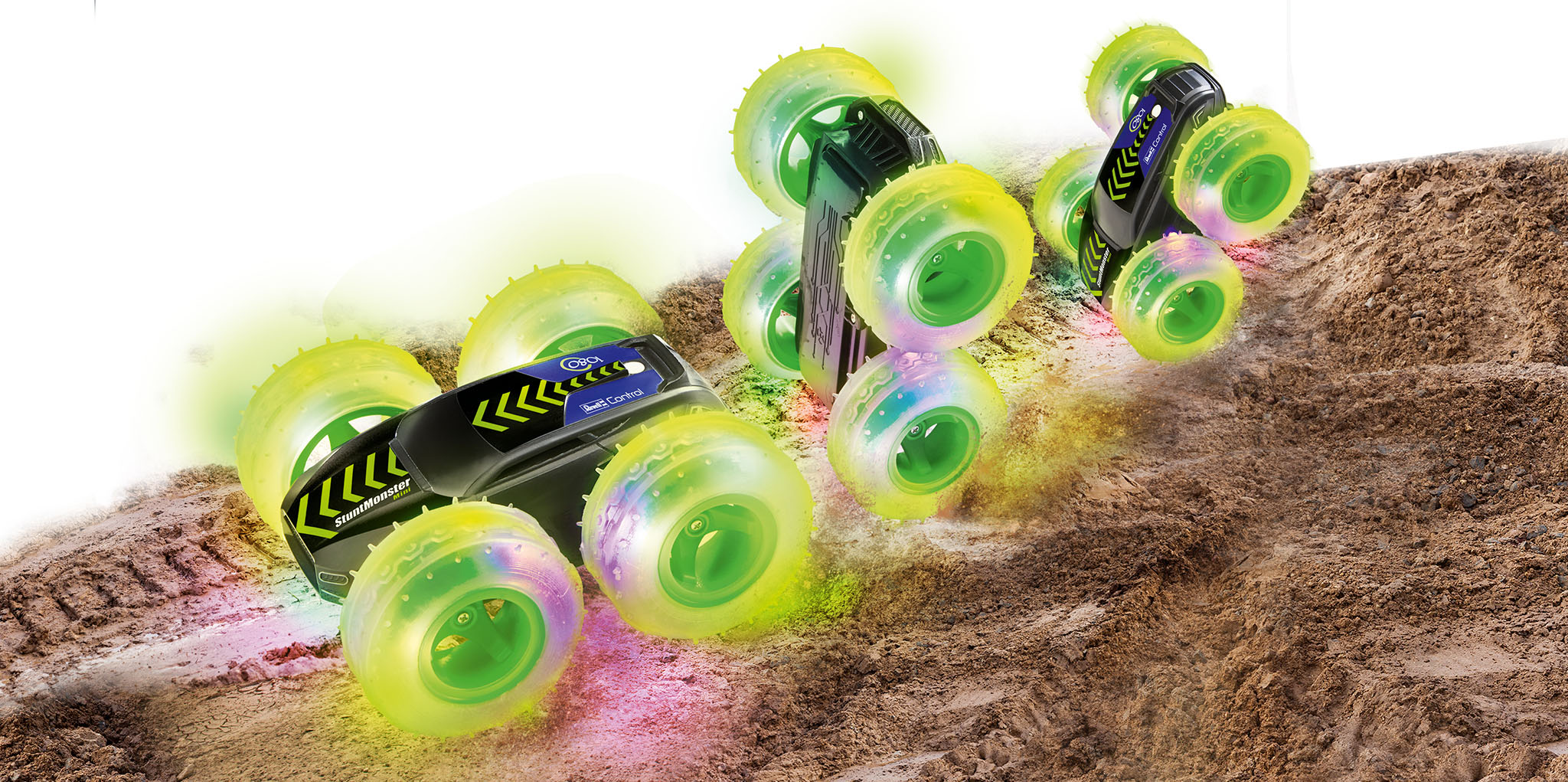 Zwei ferngesteuerte Spielzeugautos, Räder mit Lichtern, auf Sand. Bewegungsunschärfe-Effekt.