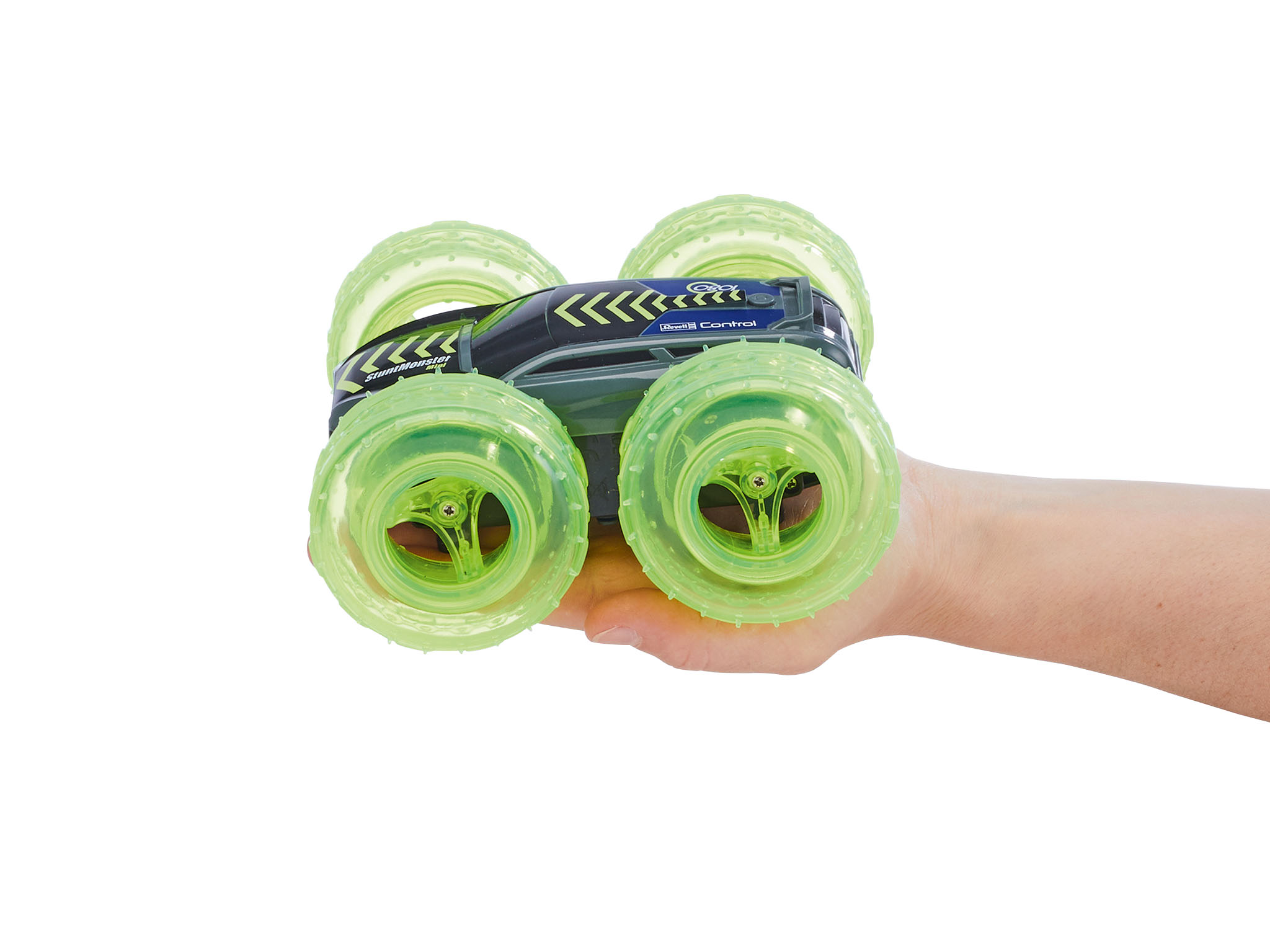Eine Hand hält ein Spielzeugauto, schwarz und grün, auf weißem Hintergrund.