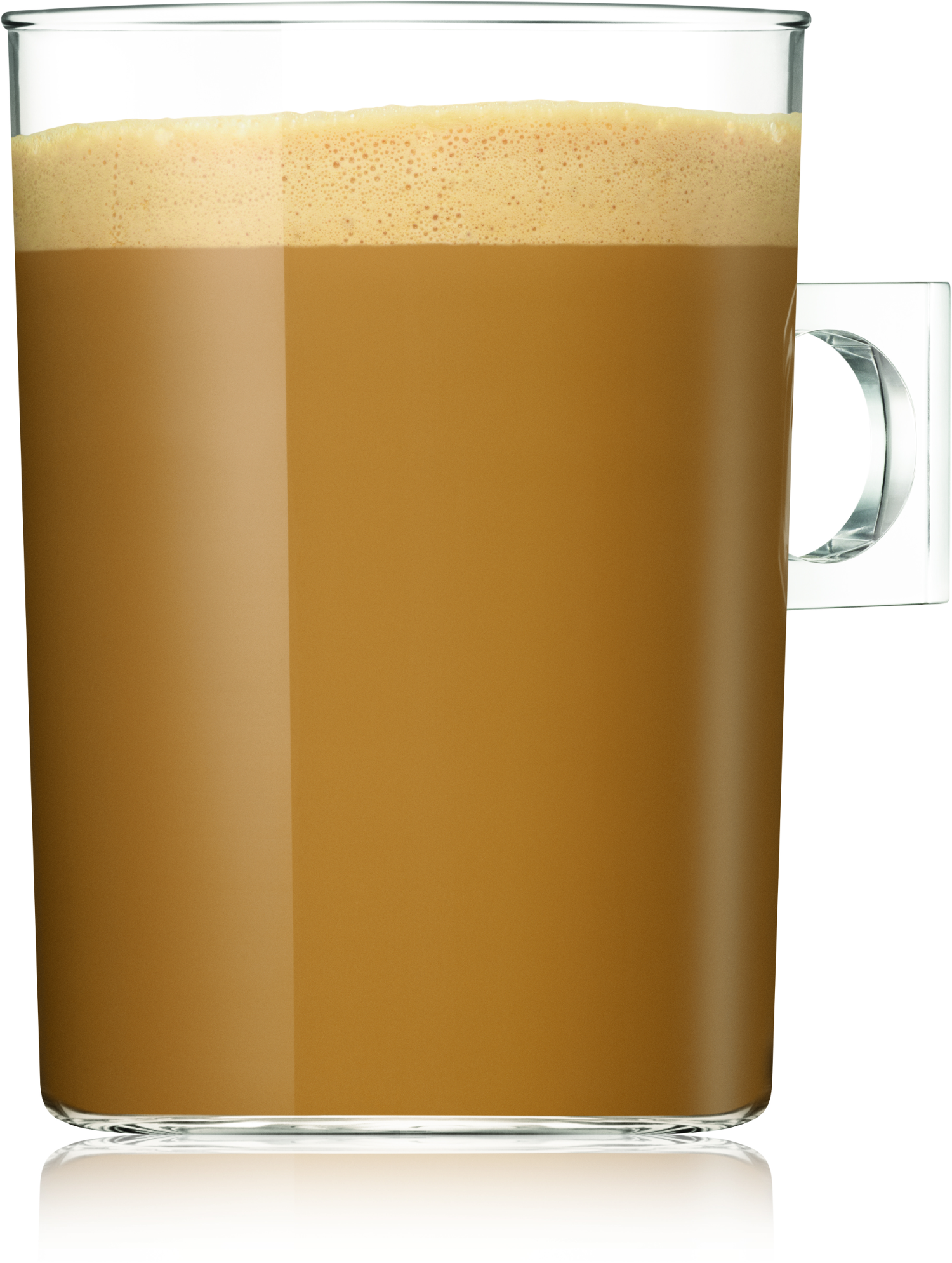 Grand verre de café avec mousse sur fond blanc.