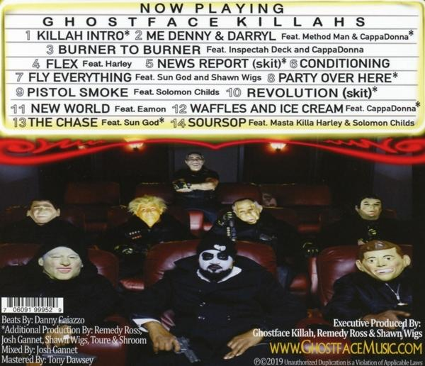 Rückseite einer CD-Hülle mit Titelliste und Bildern von Personen mit Masken in einem Theater.