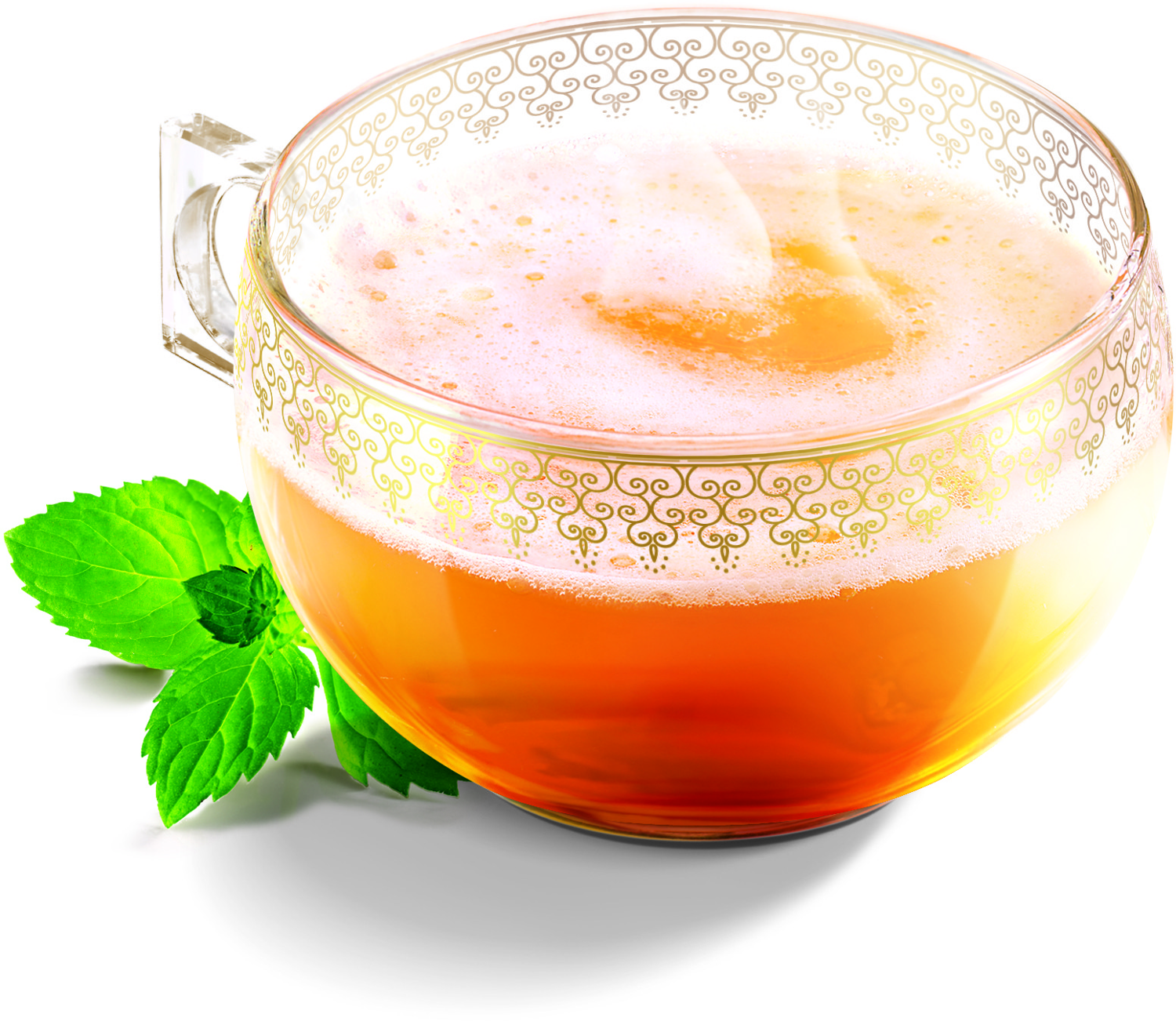 Une tasse de thé avec de la mousse, une branche de menthe et un motif doré sur la tasse.