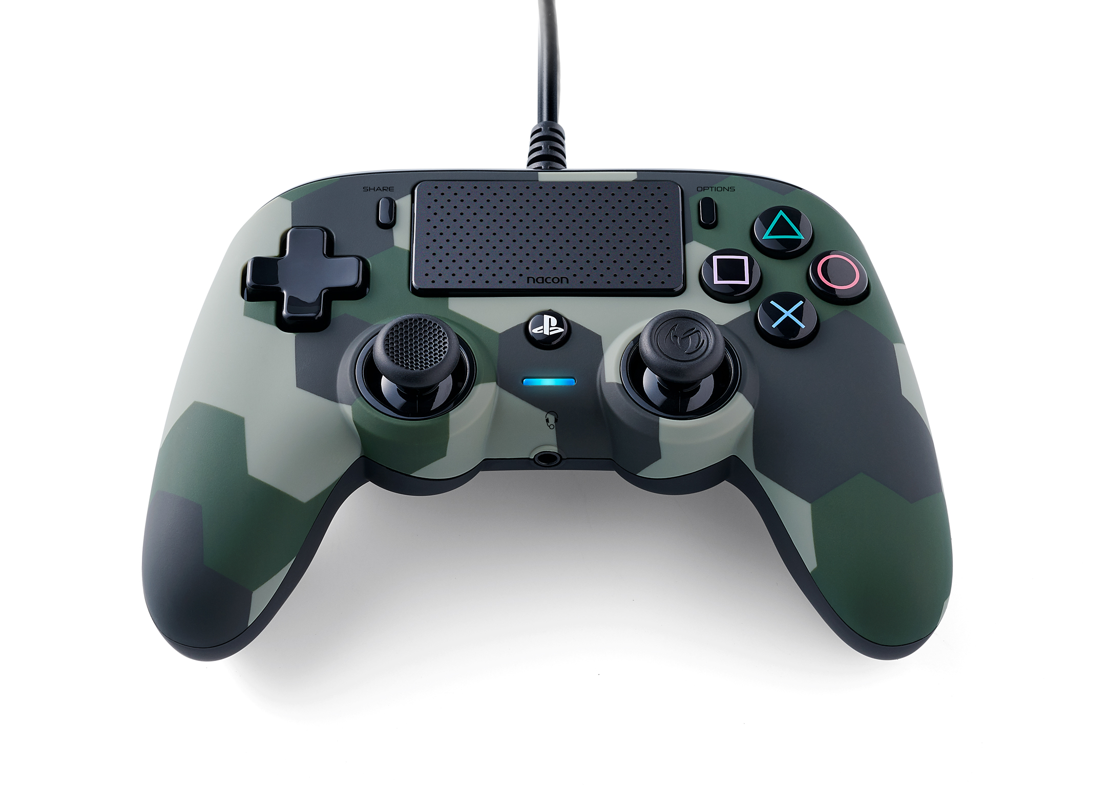Tarnmuster Nacon PS4-Controller. Hat Knöpfe, Steuerkreuz und ein Kabel.