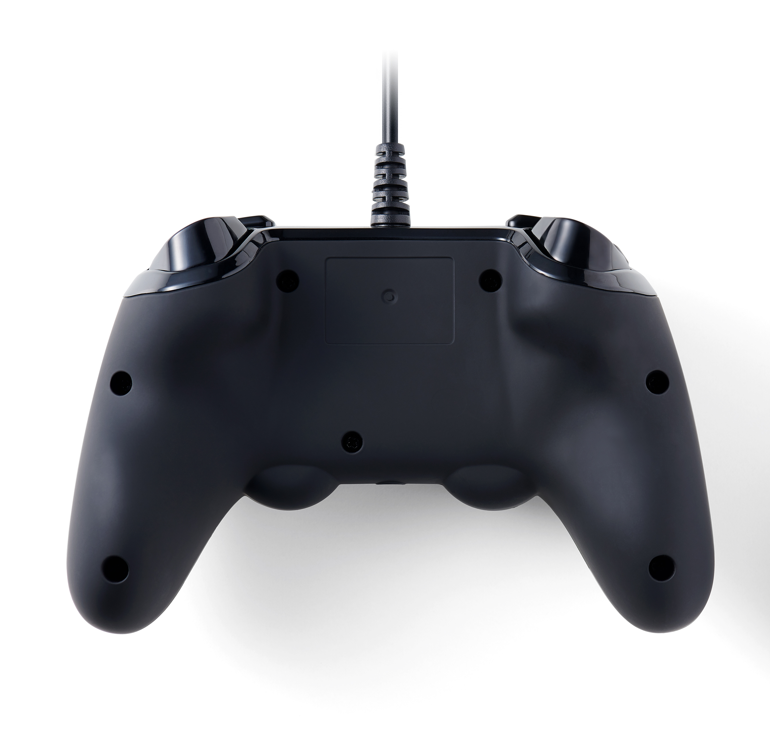 Die Rückseite eines schwarzen Gamecontrollers mit Knöpfen und einem Kabel. Der Controller ist auf Weiß.