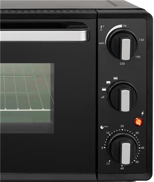 Forno nero con tre manopole di controllo sul lato destro.