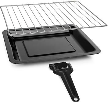 Accessori per forno. Teglia nera, griglia in filo d'argento e una maniglia. Sfondo bianco.