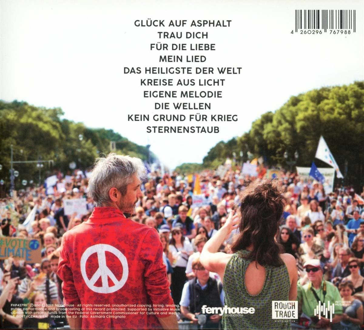 Albumcover. Menschenmenge, zwei Figuren vorn. Peace-Zeichen auf Jacke.