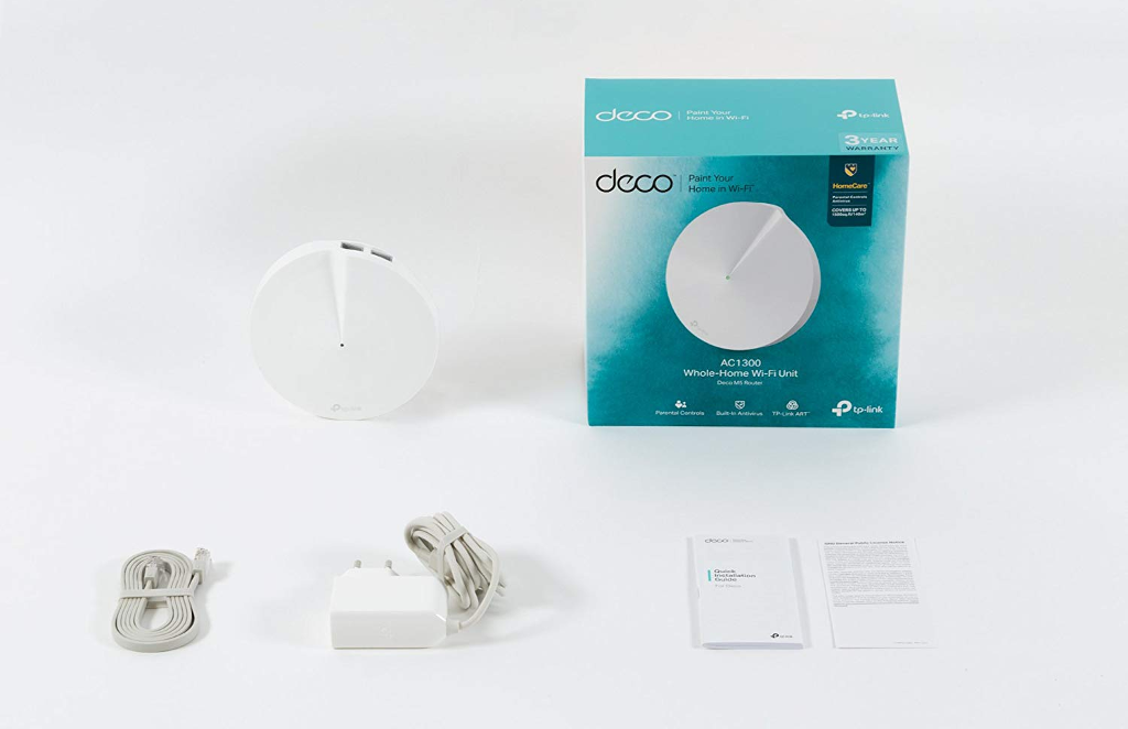 Fehér TP-Link Deco Wi-Fi egység, doboz, hálózati adapter, kábel és dokumentumok.
