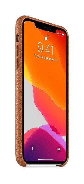 iPhone en una funda de cuero marrón, mostrando una pantalla de bloqueo con hora y fecha.