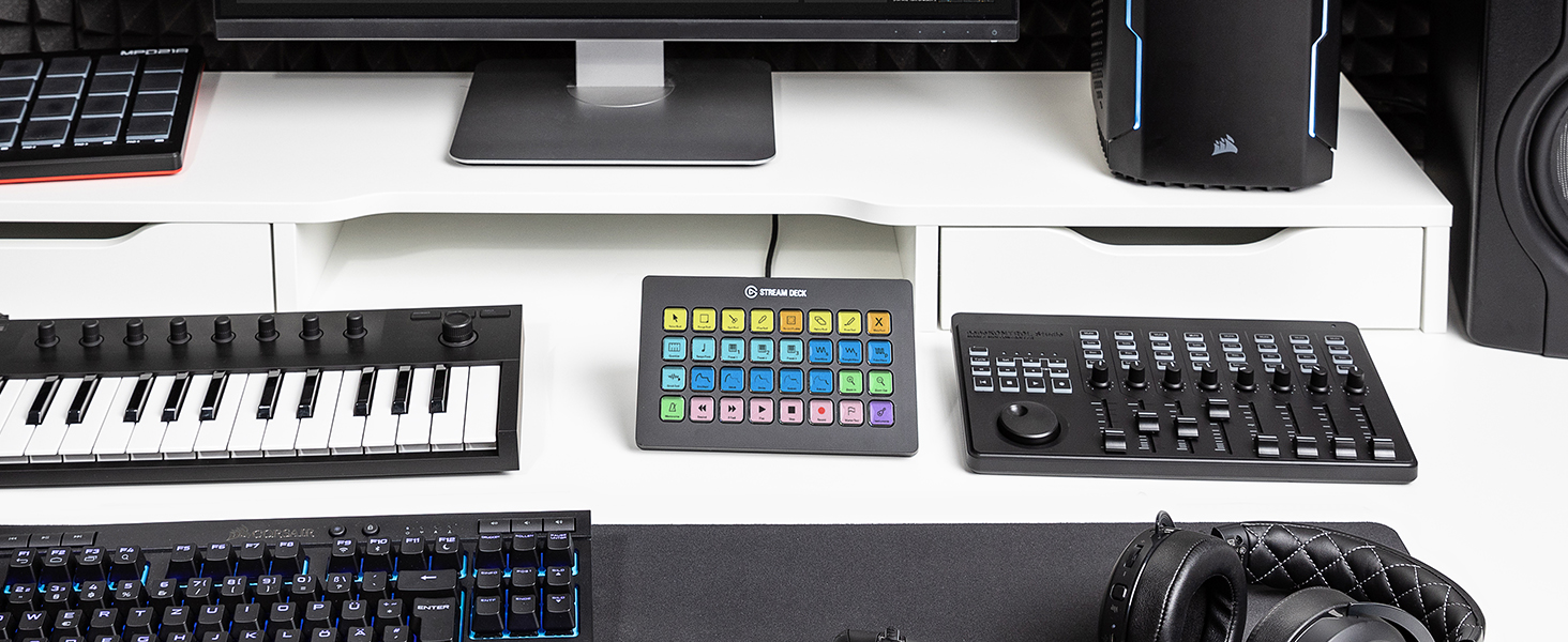 Schreibtisch mit Studioausrüstung: Keyboard, Stream Deck, Audio-Interface und Kopfhörer.