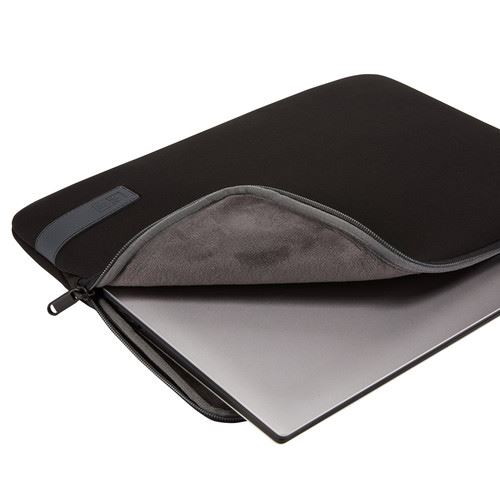 Funda negra para portátil con forro gris y cremallera.