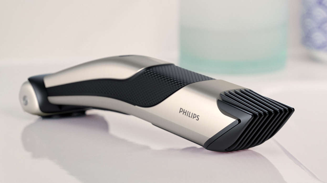 Un rasoir électrique Philips posé sur une surface blanche.
