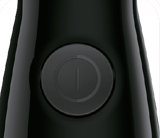 Close-up van een zwarte aan/uit-knop op een donker, glanzend oppervlak. De knop is een verzonken cirkel.