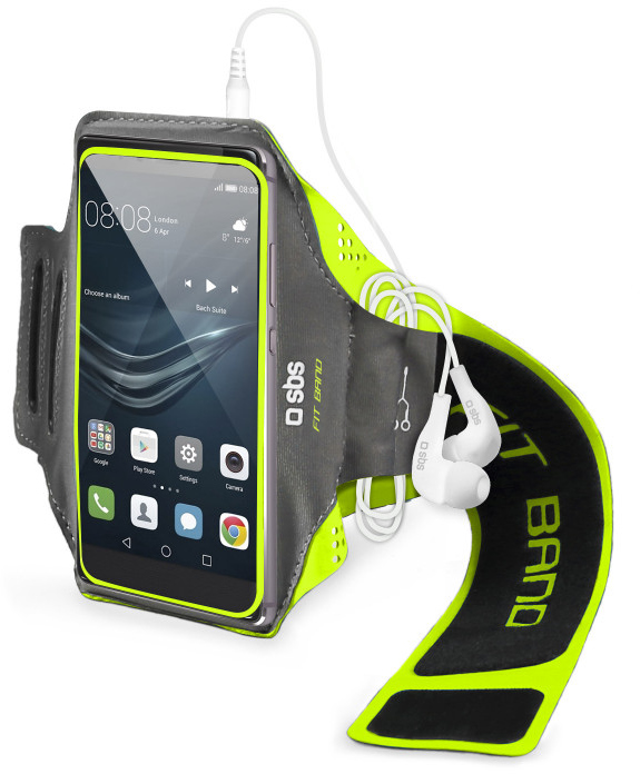 Un smartphone dans un brassard gris et vert néon avec des écouteurs blancs.