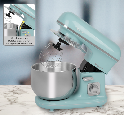 Blauer Küchenmixer mit Chromschüssel. Arm angehoben. Silberner Schneebesen. Heller blauer Sockel.