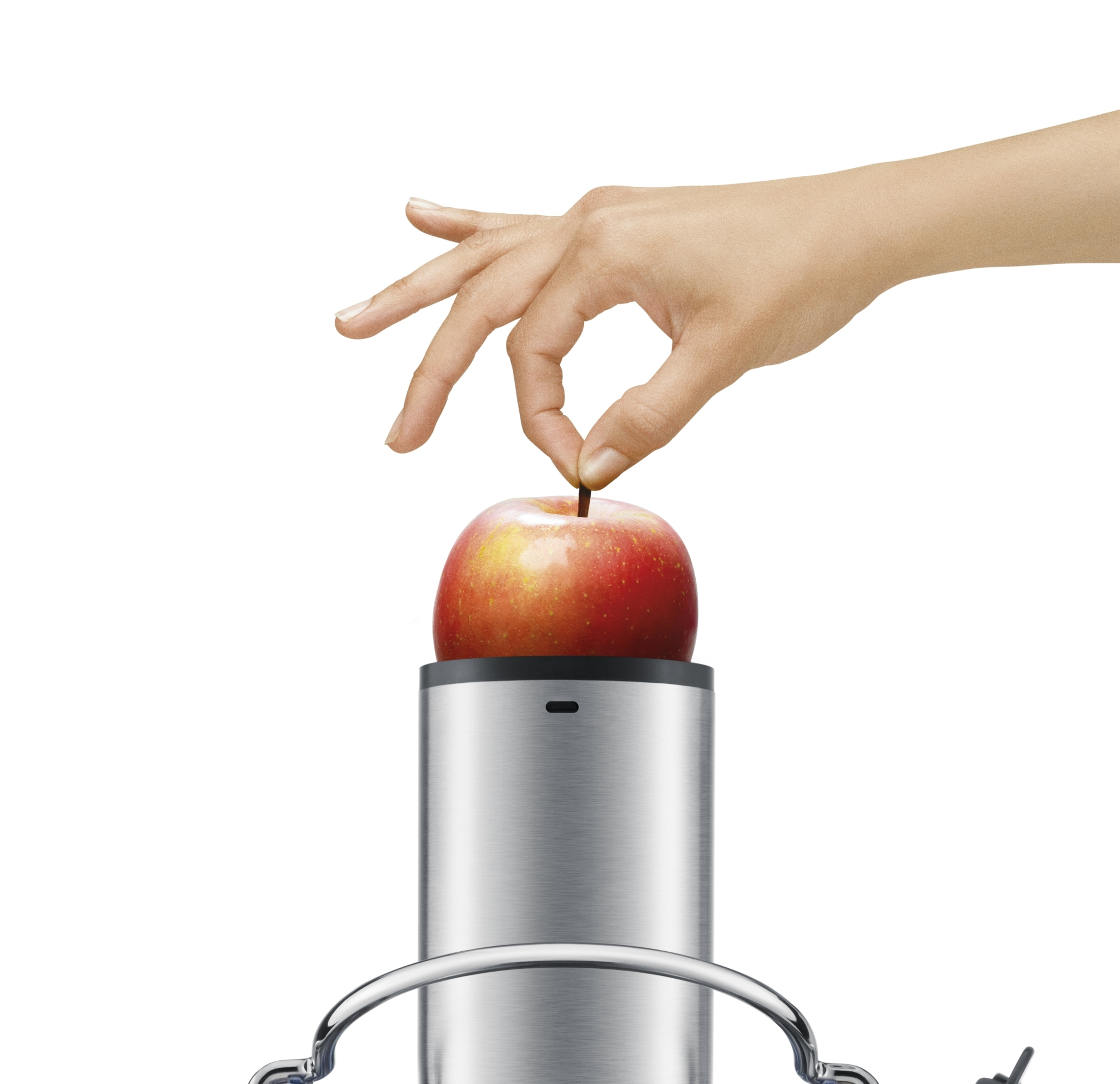 Eine Hand legt einen roten Apfel auf einen Apfelentkerner aus Edelstahl. Der Hintergrund ist weiß.