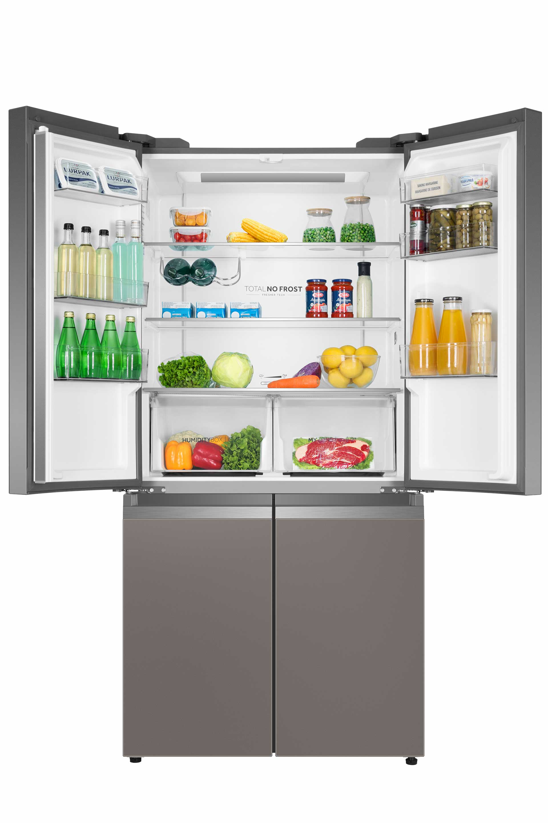 Offener Kühlschrank mit Lebensmitteln und Regalen.