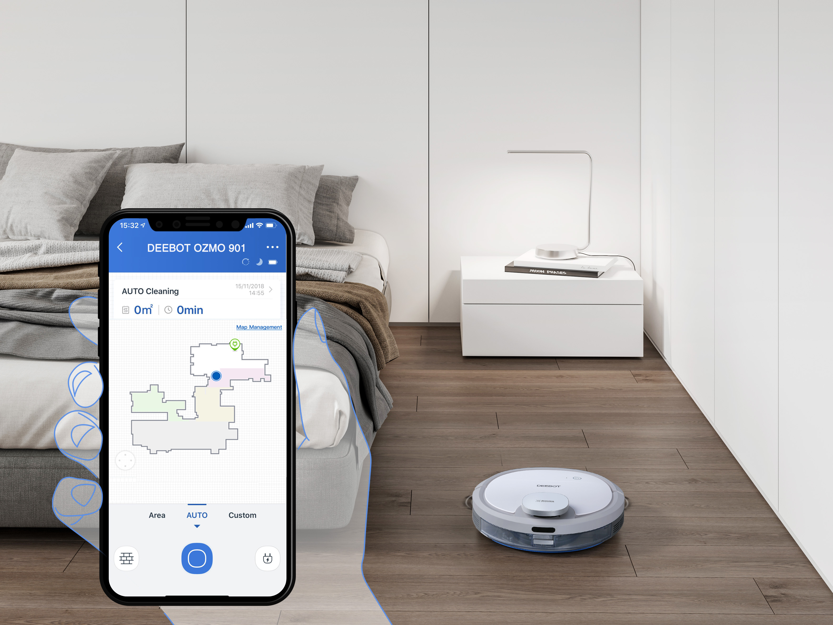 Roboter-Staubsauger in einem Raum, gesteuert über ein Smartphone mit Karte.