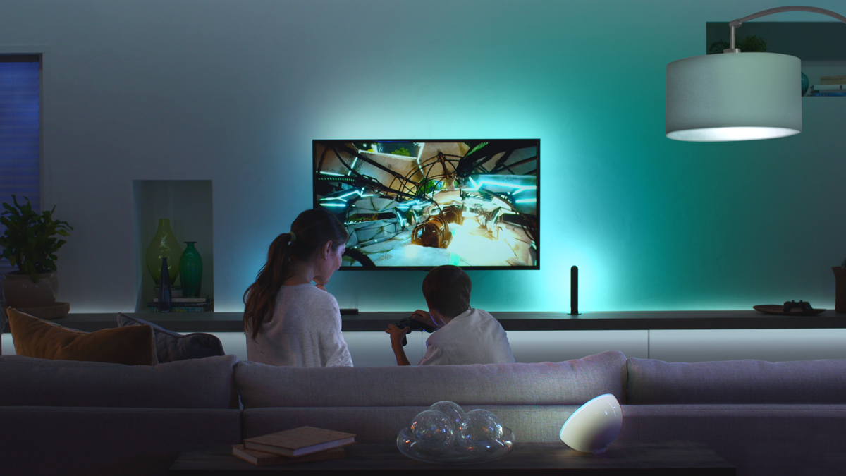Ein Junge und eine Frau spielen Spiele auf einem Fernseher.