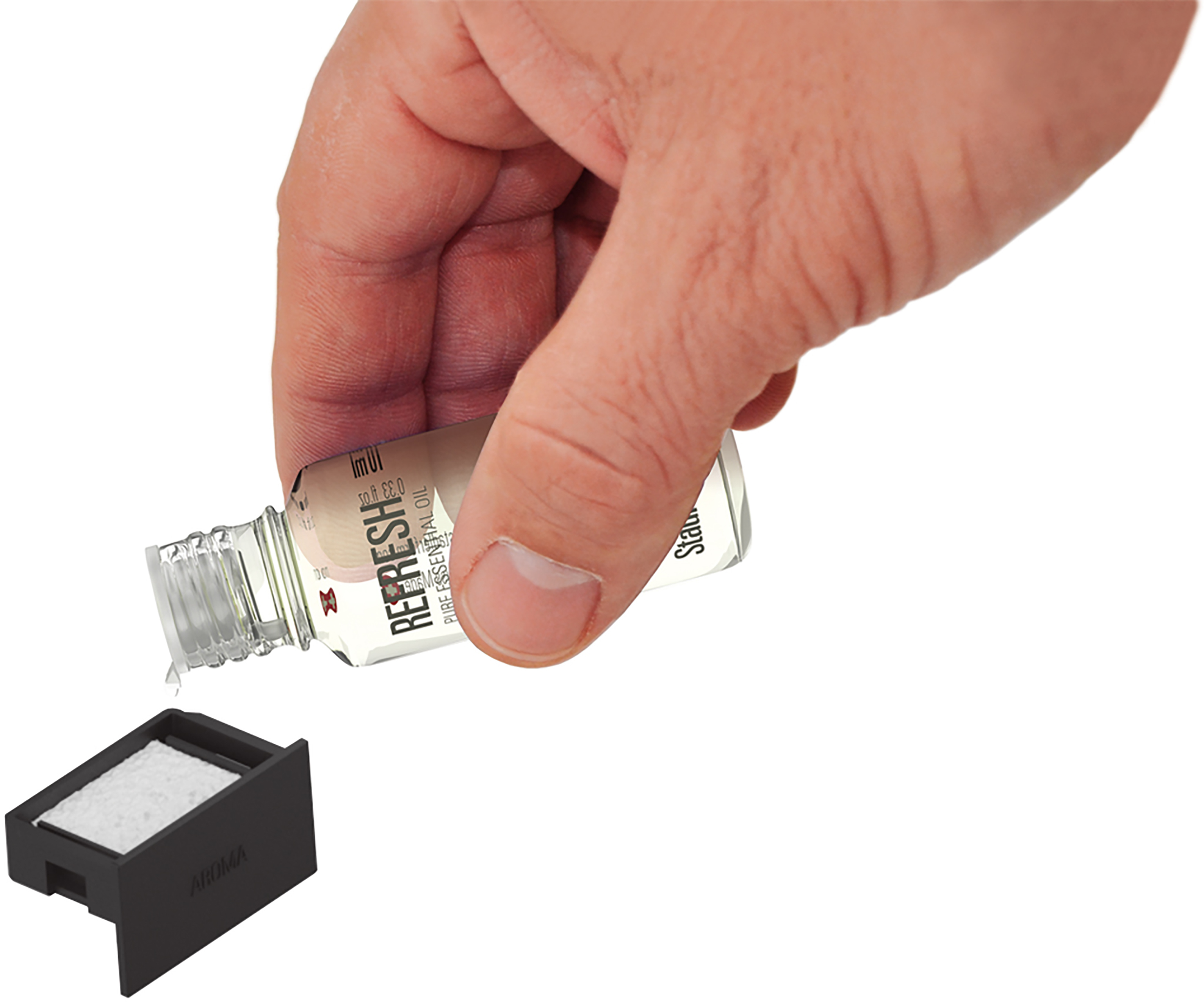Hand gießt ätherisches Öl aus einer Flasche in einen schwarzen Aromadiffusor.