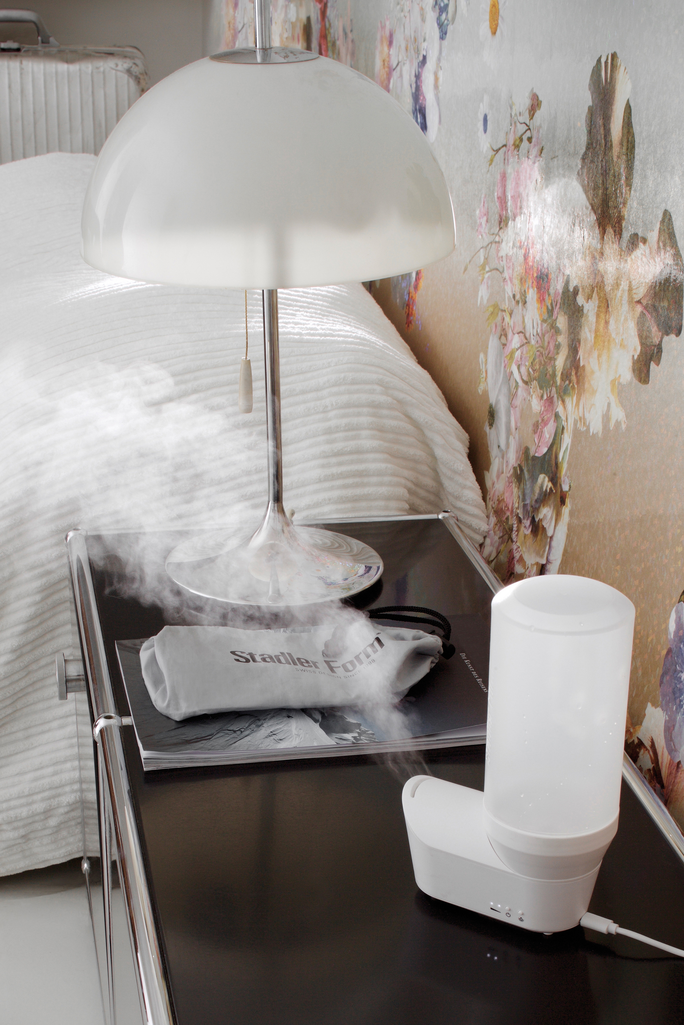 Schlafzimmer-Szene mit Lampe, Dampf und einem Couchtisch.