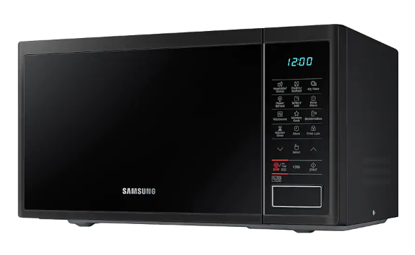 12:00'ı ve çeşitli işlev düğmelerini gösteren bir kontrol paneline sahip siyah bir Samsung mikrodalga fırın.