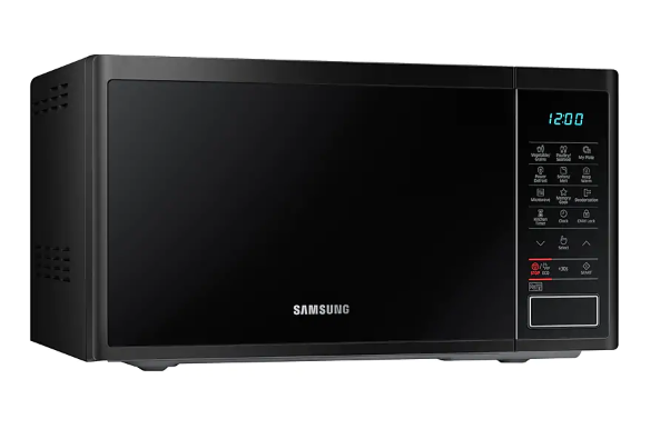 Dijital ekran, düğmeler ve Samsung logosu olan siyah Samsung mikrodalga fırın.