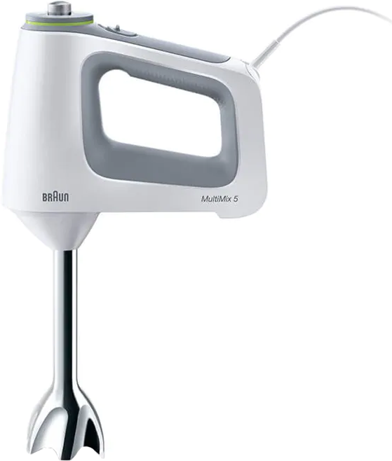 Un mixeur plongeant blanc avec une poignée grise. Le mixeur a un accessoire de mélange en acier inoxydable.