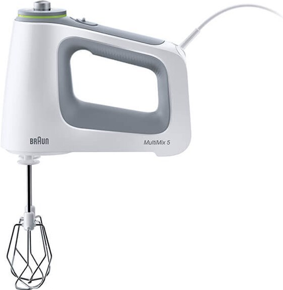 Un batteur à main Braun MultiMix 5 blanc et gris. Il possède une poignée et des accessoires.