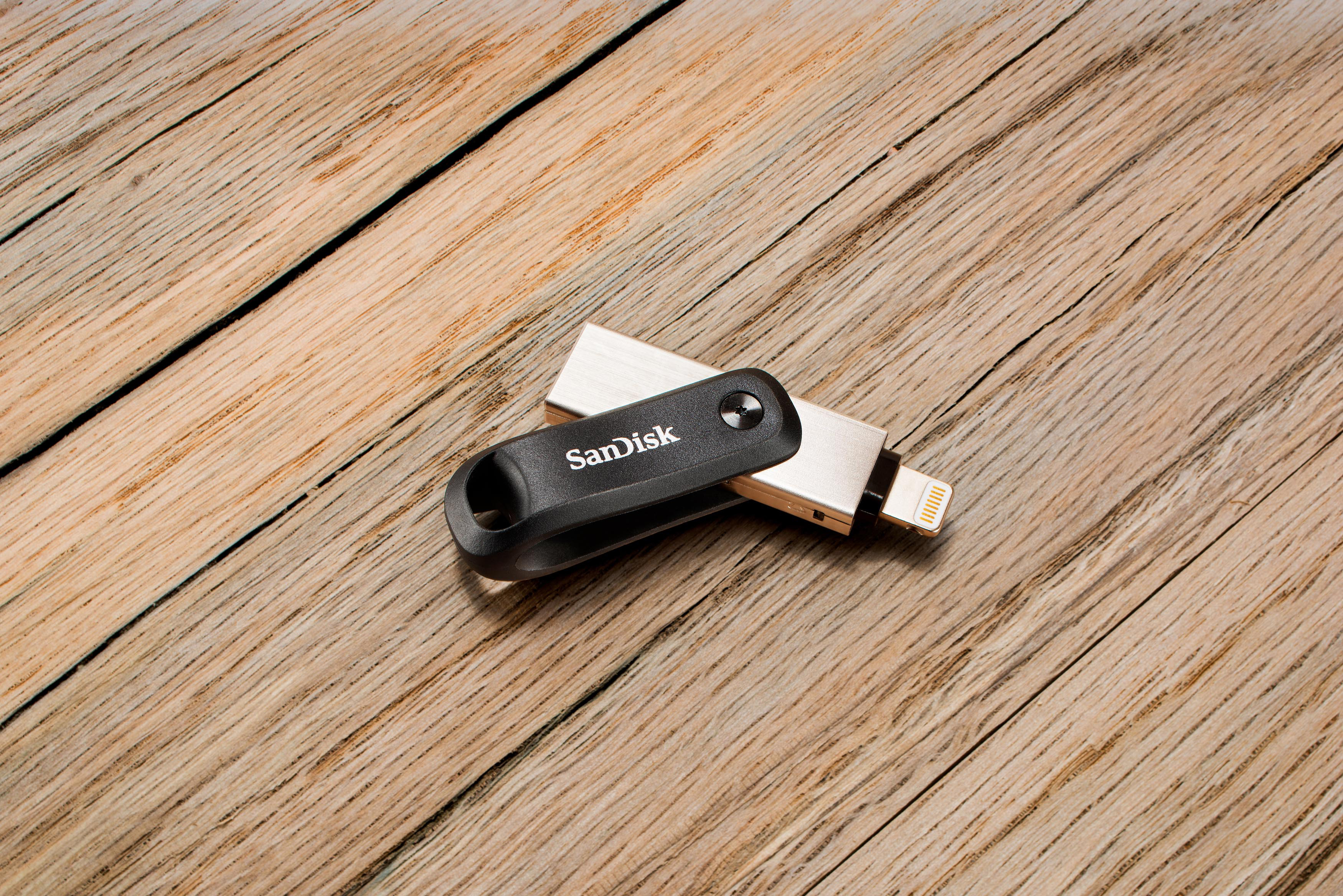 Sandisk USB-Stick auf Holzoberfläche. Der Stick ist schwarz und silber.