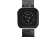 FITBIT Versa 2 Special Edition - Smartwatch (Gewebearmband in Jacquardmusterung:  S und L, Klassisches Armband: S und L, Gewebe, Silikon, Rauchgrau/Nebelgrau)