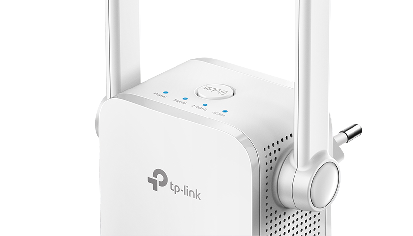 Fehér TP-Link WiFi jelerősítő. Két antenna. A táp- és jelzőfények láthatók.