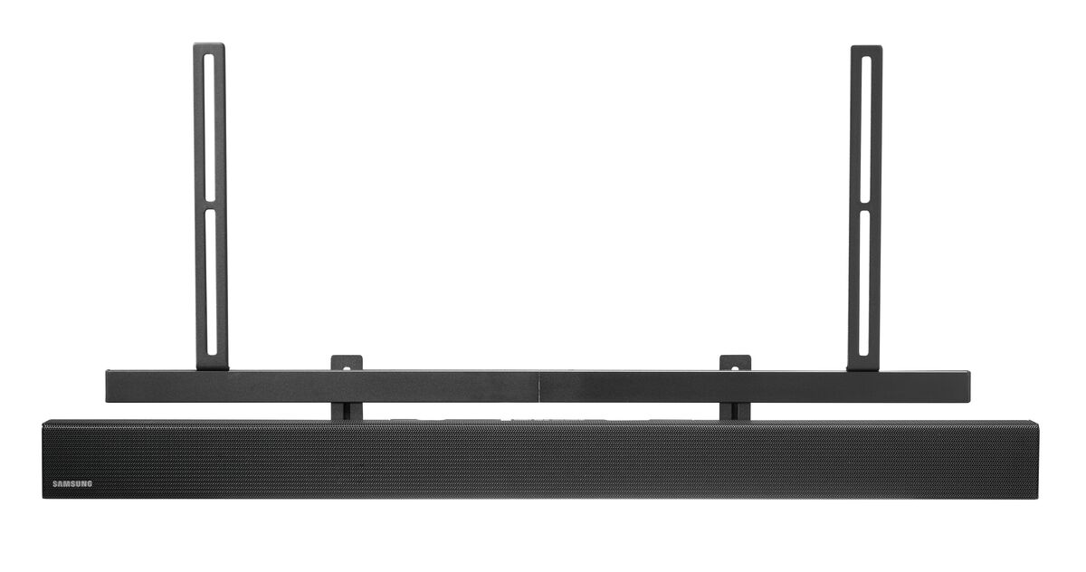 Samsung Soundbar mit Halterungen. Schwarze Soundbar, zwei Halterungen, weißer Hintergrund.