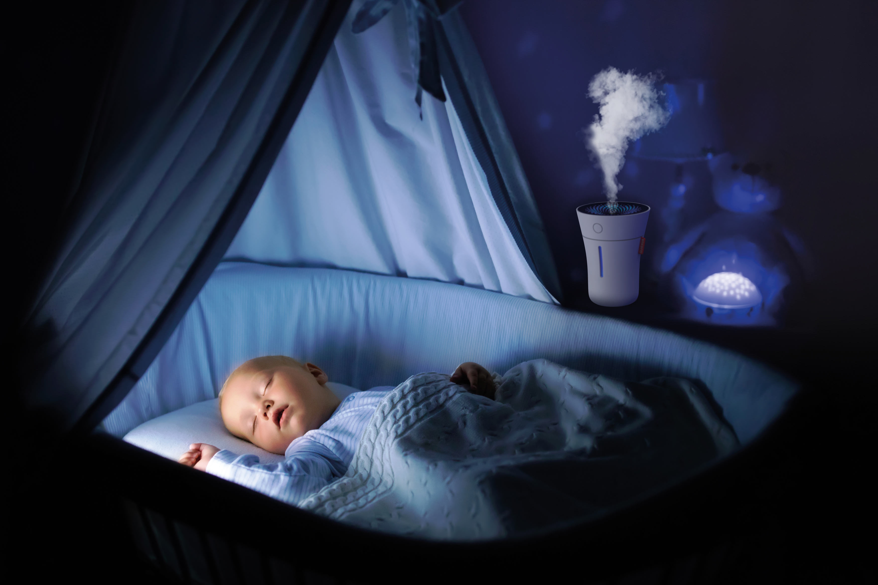 Baby schläft in einem Kinderbett, ein Luftbefeuchter gibt Dampf ab, dunkler Raum.