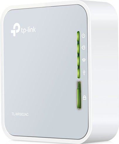 Weißer TP-Link Router mit grünen Kontrollleuchten auf weißem Hintergrund.