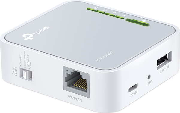 Weißer TP-Link-Router. Hat Anschlüsse, einen Modusschalter und Kontrollleuchten.
