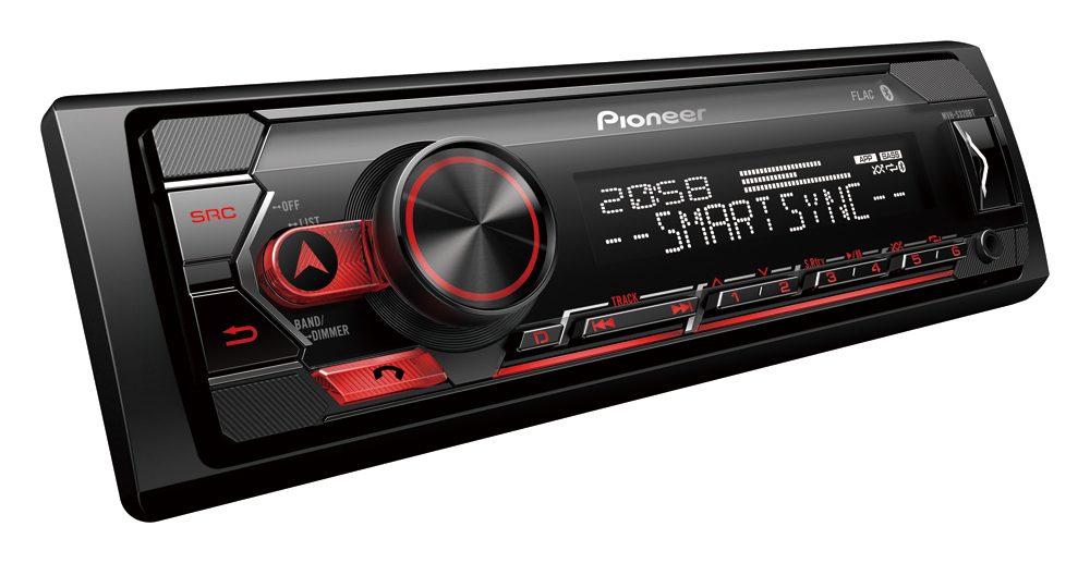 Schwarzes Autoradio mit roter Akzentuierung, Knöpfen und einem Display mit Uhrzeit und Musikinfo.