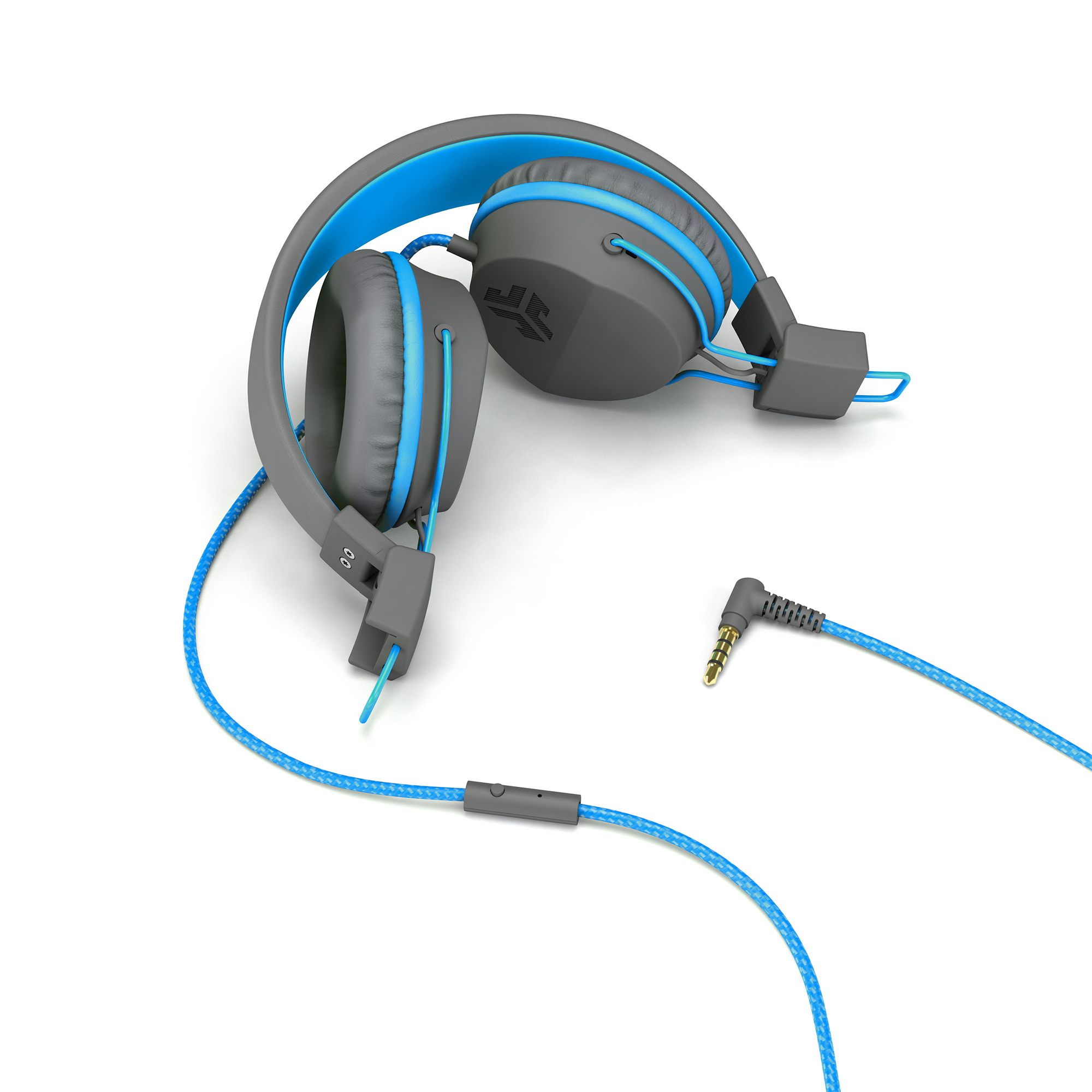 Graue und blaue Kopfhörer mit blauem Kabel und Stecker auf weißem Hintergrund.